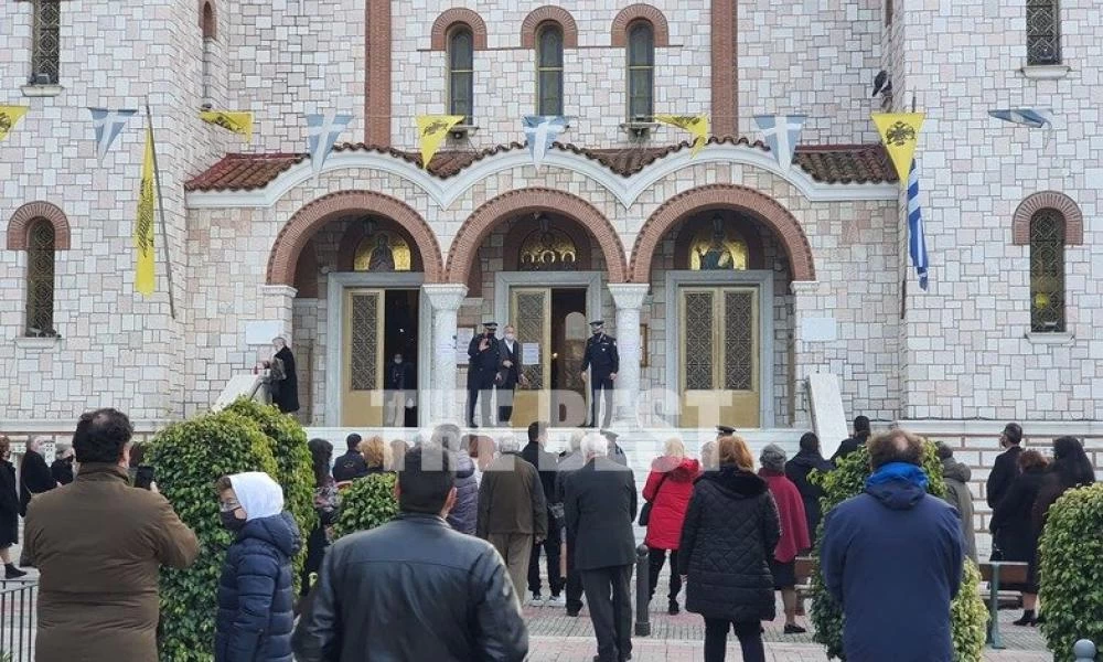 Αχαΐα: Θεοφάνια με πιστούς στις εκκλησίες και την Αστυνομία να βάζει... σειρά (εικόνες)